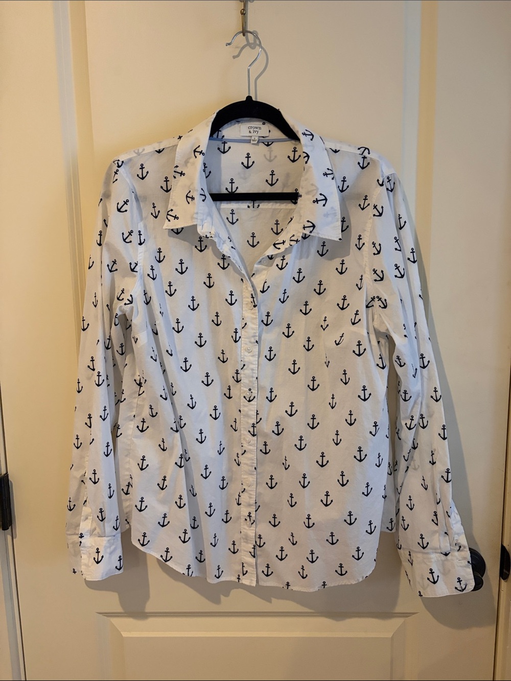 crown & ivy White Button-Up Shirt with Navy Anchor Print